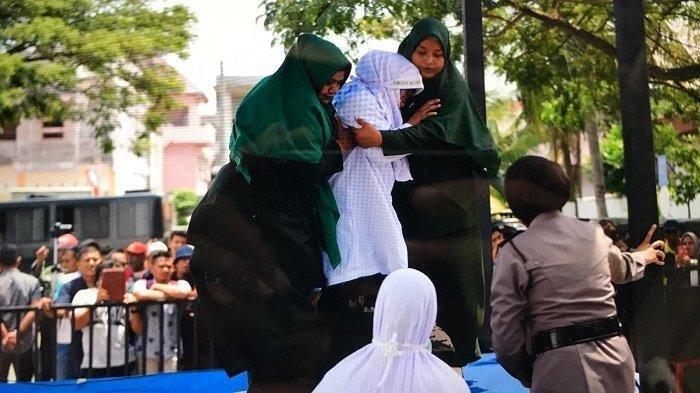 Lima Pasangan Mesum Dicambuk, Ada Mahasiswa, Ibu Rumah Tangga hingga Buruh Bangunan