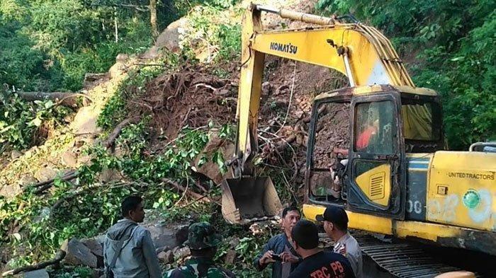 Jalur Lumajang-Malang Tertutup Longsoran Tanah Setinggi 5 Meter
