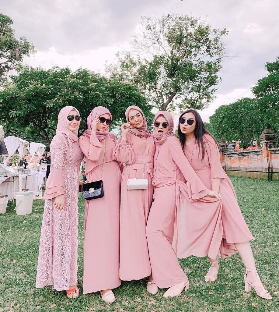 7 Ide Seragam Bridesmaid yang Bisa Kamu Contek, Mulai dari Kebaya Sampai Dress!