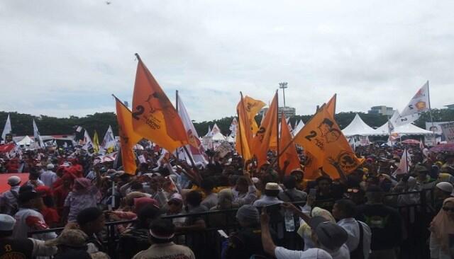 Erwin Aksa dan Bendera Golkar Meriahkan Kampanye Prabowo di Makassar