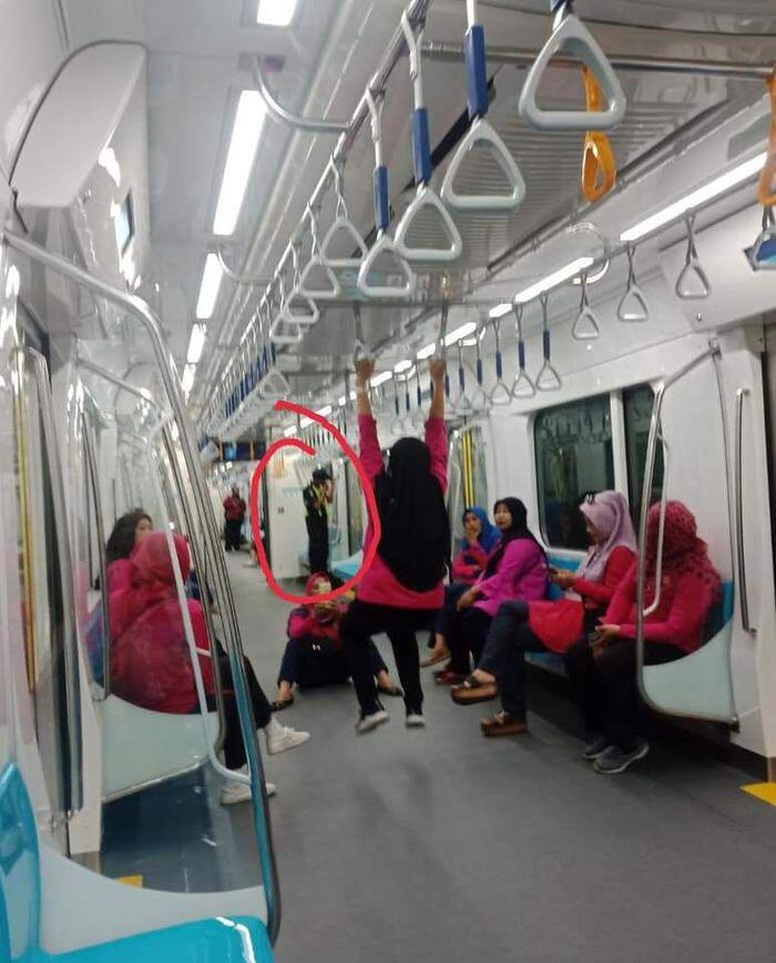 MRT Sesalkan Perilaku Penumpang yang Gelantungan hingga Injak Kursi Kereta