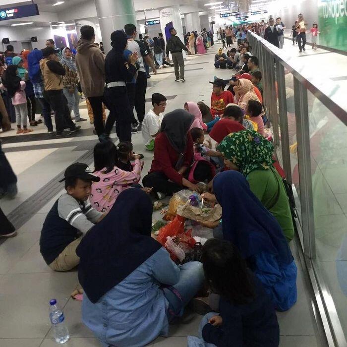 MRT Sesalkan Perilaku Penumpang yang Gelantungan hingga Injak Kursi Kereta