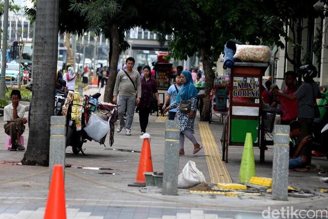 Dikuasai PKL, Pedestrian Sudirman Jadi Semrawut


