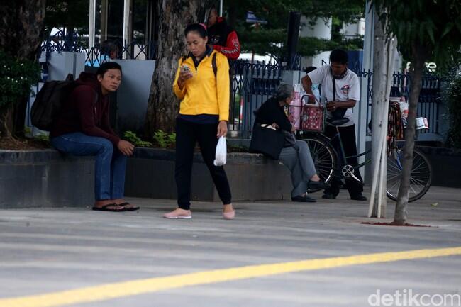 Dikuasai PKL, Pedestrian Sudirman Jadi Semrawut

