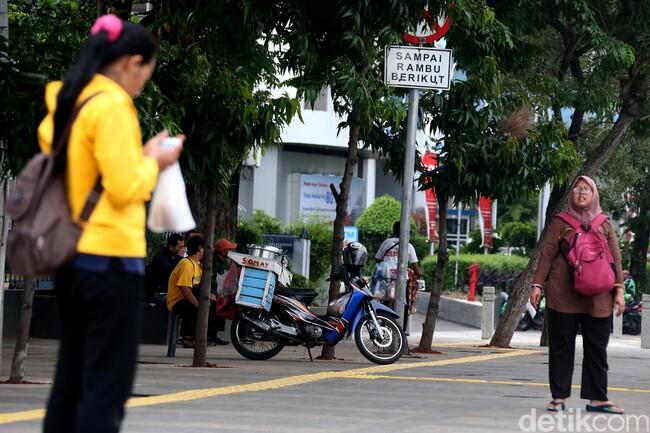 Dikuasai PKL, Pedestrian Sudirman Jadi Semrawut

