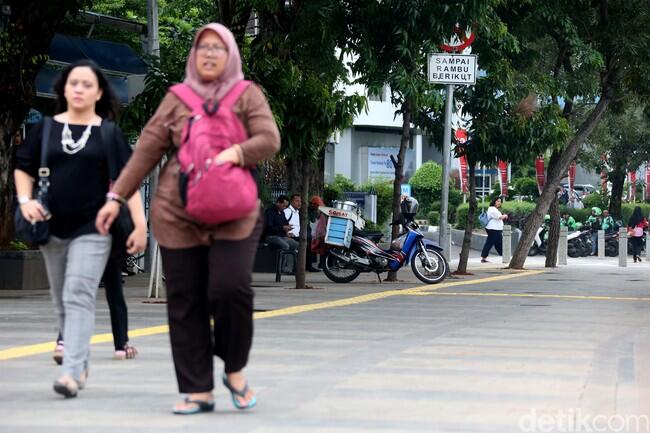 Dikuasai PKL, Pedestrian Sudirman Jadi Semrawut

