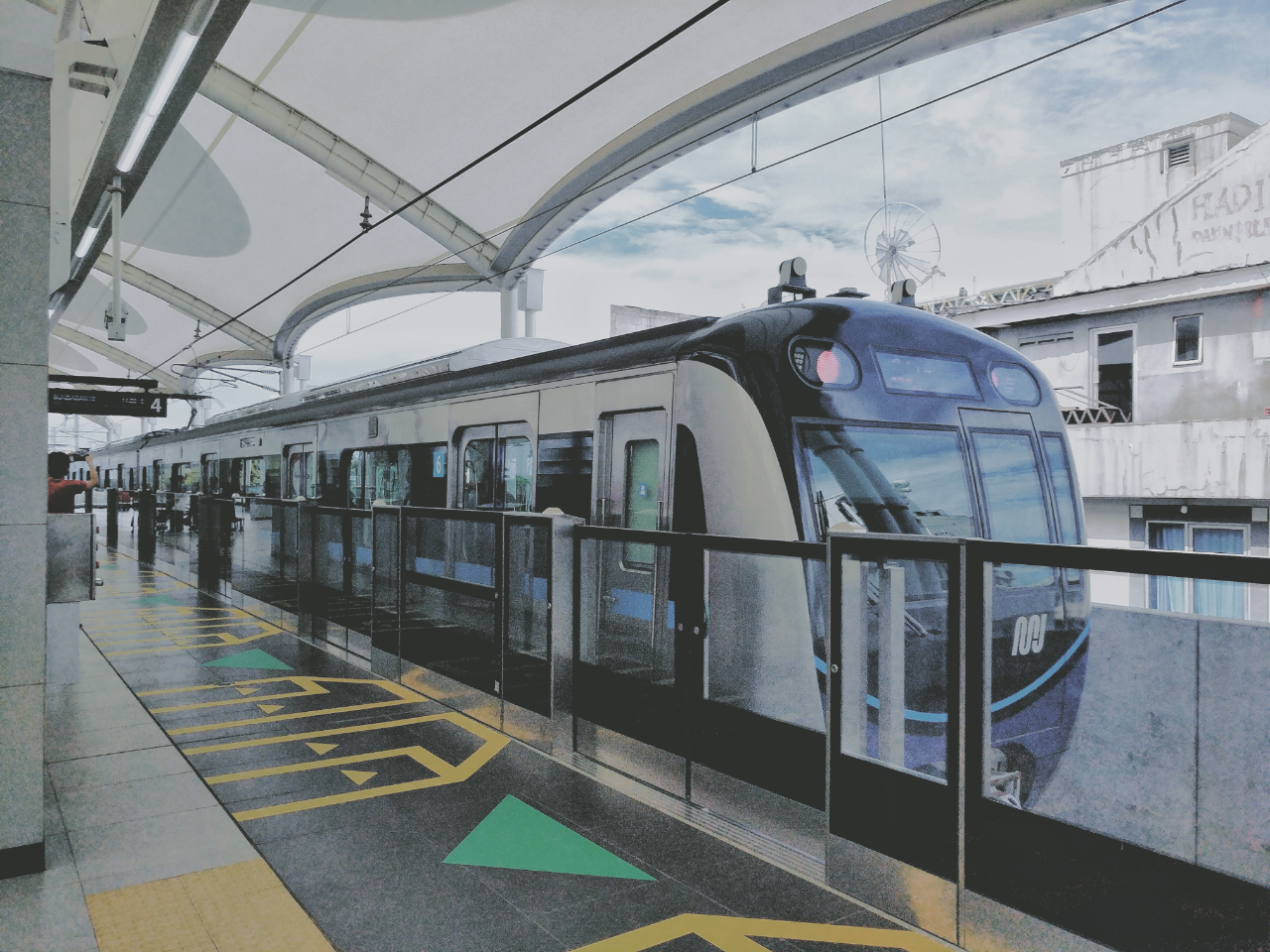 Pengalaman Naik MRT Jakarta, banyak orang yang gak Beretika?