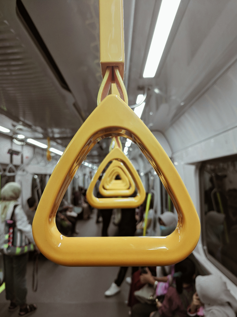 Pengalaman Naik MRT Jakarta, banyak orang yang gak Beretika?