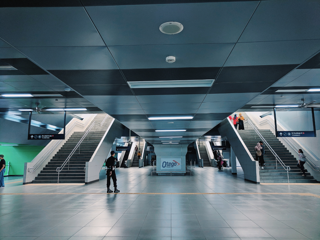 Pengalaman Naik MRT Jakarta, banyak orang yang gak Beretika?