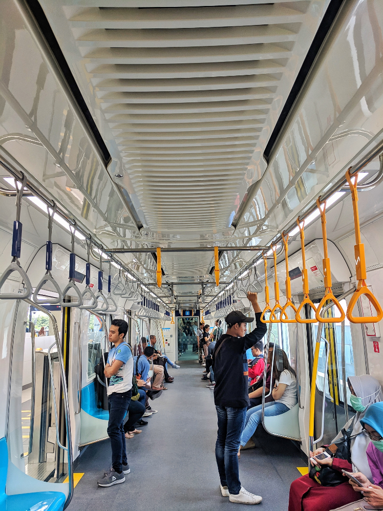 Pengalaman Naik MRT Jakarta, banyak orang yang gak Beretika?