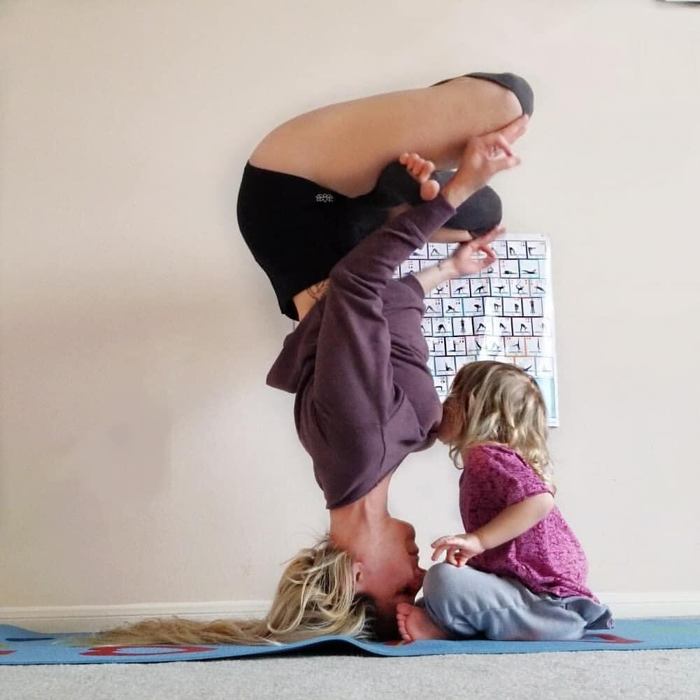 Menyusui Sambil Yoga? Wanita Ini Membuktikannya
