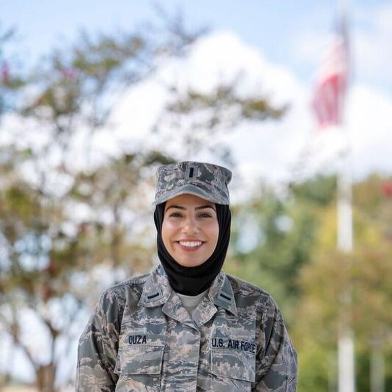  Tetap Istiqomah! Deretan Foto Wanita Berhijab Anggota Militer AS ini Bikin Salut 