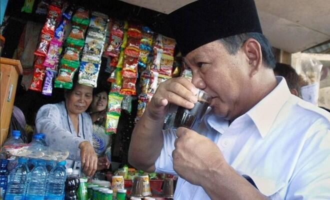 Beredar Video Prabowo Minum Kopi Saat Azan, BPN: Tidak Salah