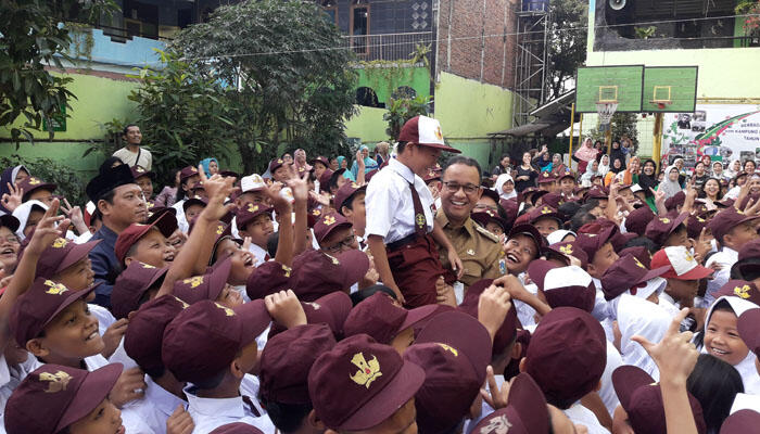 Kebijakan Terbaru Anies, Kini Siswa SD Dapat Roti dan Susu dari Pemprov DKI Jakarta