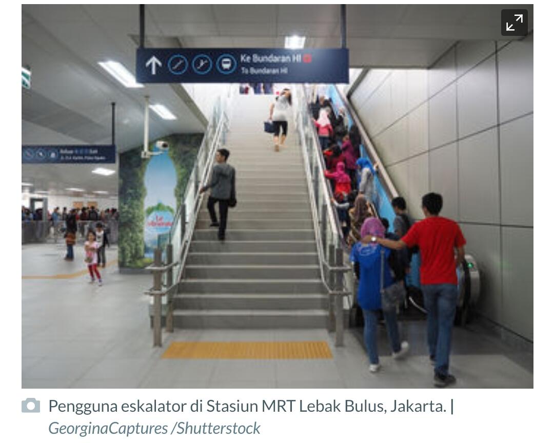 Haruskah berdiri atau berjalan di eskalator