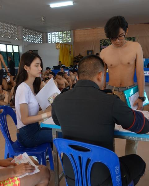 15 Penampakan Ladyboy Thailand Saat Daftar Wajib Militer, Jiwa Laki Gak Luntur!