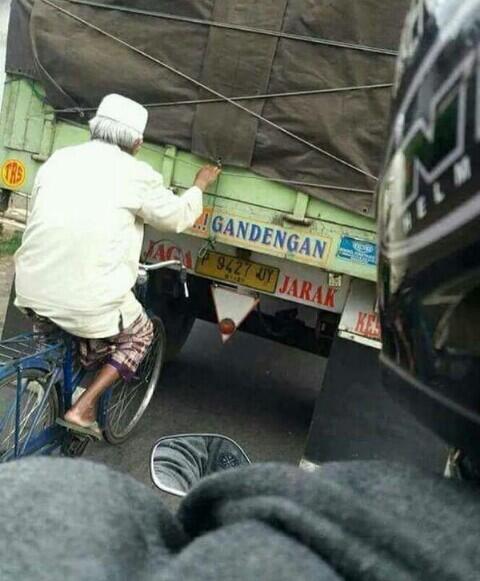 Kaga Kalah Sama Emak-emak, Inilah 7 Bapak-bapak Yang Tingkahnya Greget Abis, Bre !