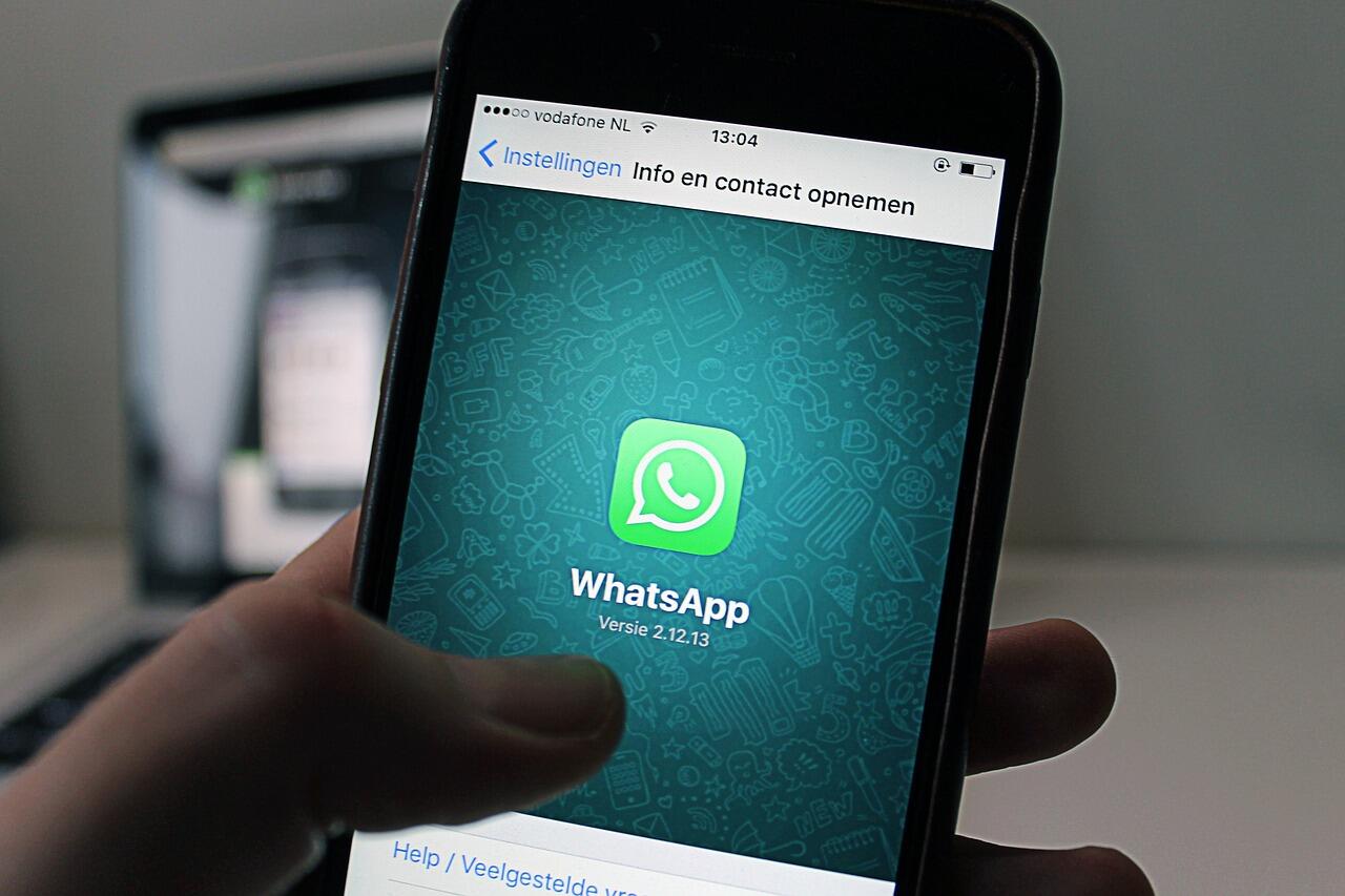 Menyadap Whatsapp Pasangan, Bijak Kah?