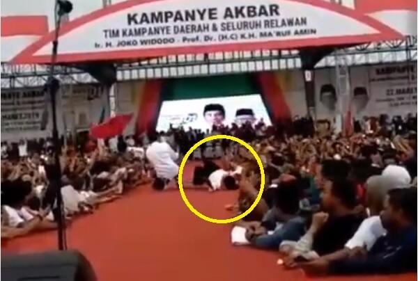 Jokowi Keterlaluan, Iriana Terjengkang di Panggung Malah Asyik Swafoto