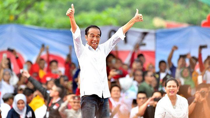 Jokowi Keterlaluan, Iriana Terjengkang di Panggung Malah Asyik Swafoto