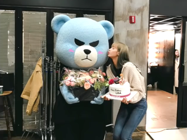 Ultah Lisa BLACKPINK Dapat Kejutan Manis dari Berita Viral | KASKUS