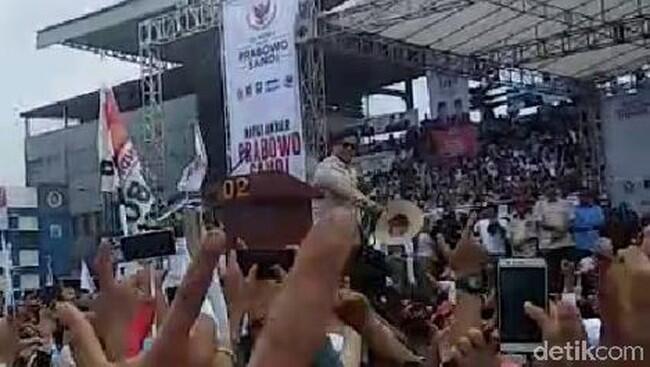 Dari Panggung Kampanye, Prabowo Buka dan Lemparkan Baju ke Pendukung