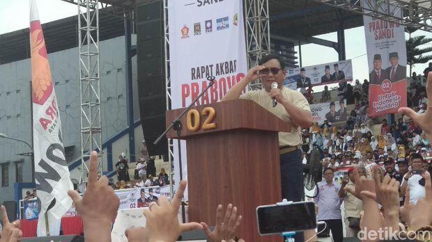 Dari Panggung Kampanye, Prabowo Buka dan Lemparkan Baju ke Pendukung
