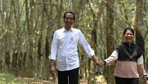 Iriana Terjengkang, Jokowi Lanjut Selfie