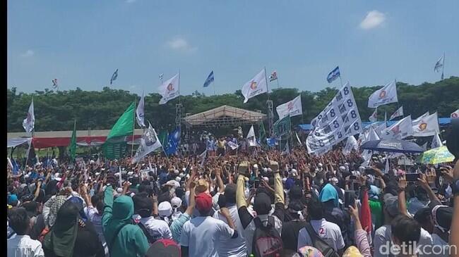 Buka dan Lempar Baju Lagi di Kampanye, Prabowo: Saya Tak Bisa Beri Uang