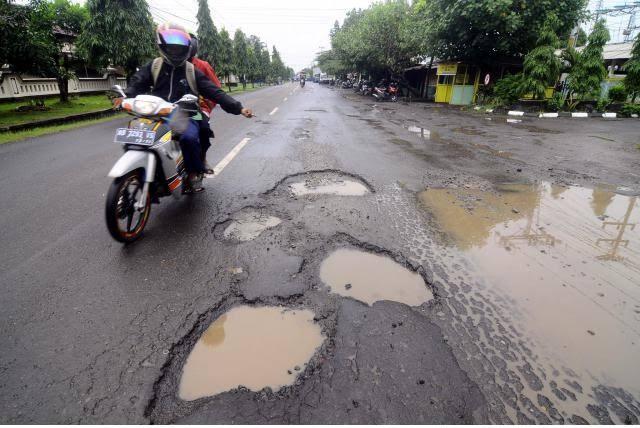 Fenomena Jalan Berlubang Dengan Datangnya Pimpinan