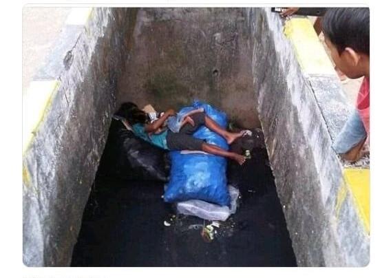 Bikin Sedih, Ayah dan Anak Ini Tidur Berpelukan Dalam Bak Sampah