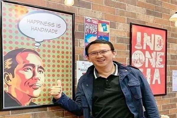 Ahok Acungkan Jempol di Depan Foto Jokowi, Warganet Perang Komentar