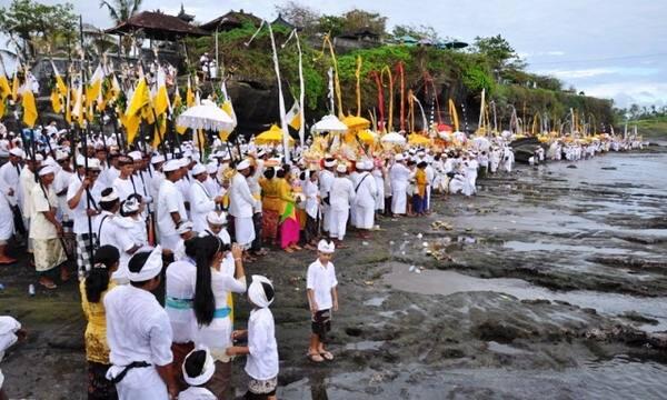 Seruan Baju Putih dan Upaya Jokowi Merebut Suara Muslim
