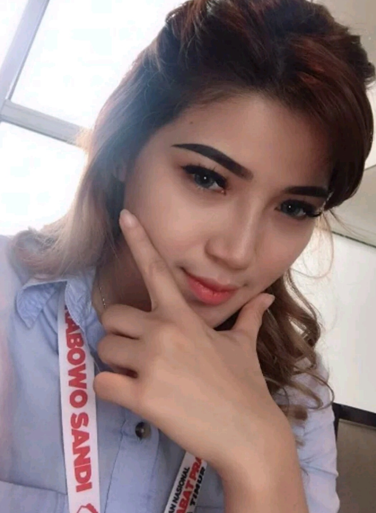 Pak Hendro dan Pak Luhut, Coba Lihat Wanita Cantik Ini Biar Gak Mikiran Khilafah