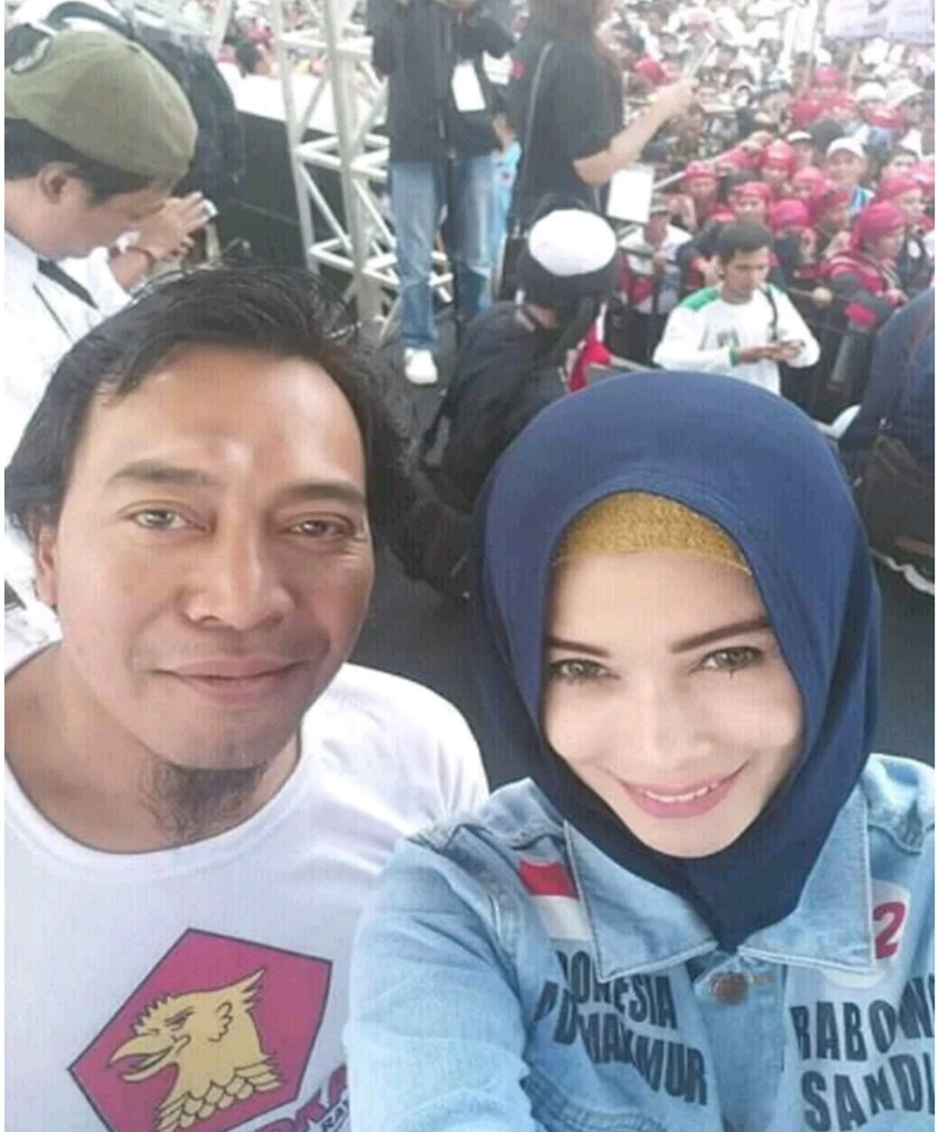 Pak Hendro dan Pak Luhut, Coba Lihat Wanita Cantik Ini Biar Gak Mikiran Khilafah