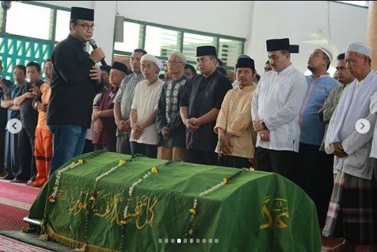 Anies Usung Keranda Jenazah Penyapu Jalan Korban Tabrak Lari