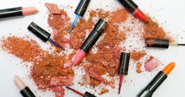 Doyan Makeup? Jangan Sampai Meja Riasmu Berantakan ya Sis!