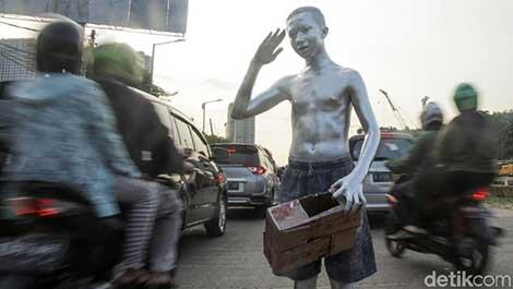 Astaga, Ada Manusia Silver Di Jalan Raya Bekasi, Alien Nyatakah?