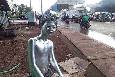 Astaga, Ada Manusia Silver Di Jalan Raya Bekasi, Alien Nyatakah?