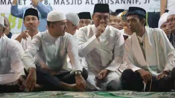 Ustad Abdul Somad Meraih Golden Play Button Dari Youtube