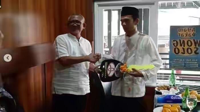 Ustad Abdul Somad Meraih Golden Play Button Dari Youtube