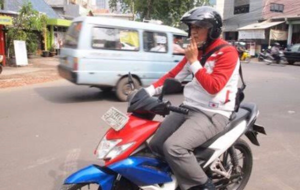 Jangan Merokok Sambil Naik Motor Gan, Bisa Kena Tilang