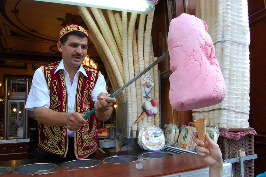 Suka Bikin Pembeli Kesal, 5 Fakta Unik Soal Es Krim Dondurma Khas Turki