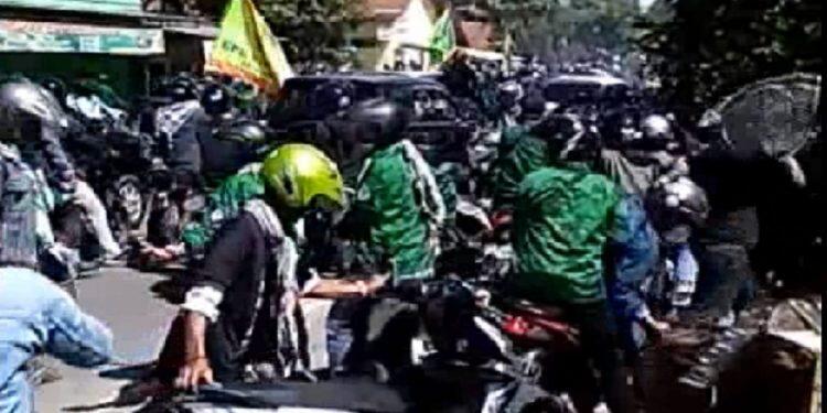 Tak Mau Copot Kaos Jokowi, Tukang Ojek Dikeroyok Massa GPK
