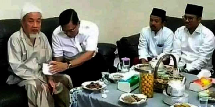 Beri Amplop Putih, Luhut Minta Kiai Di Bangkalan Pilih Yang Baju Putih