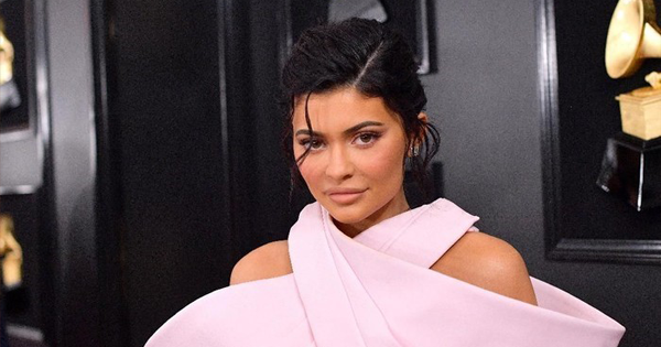 Dulu Parfum Berbentuk Lekuk Tubuh, Kini Kylie Jenner Rilis Parfum Berbentuk Bibir!