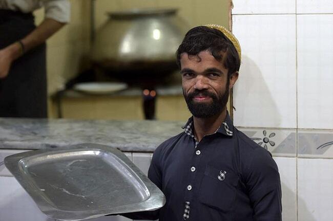 Pria Pakistan ini Mirip Banget Sama Tyrion Lannister!