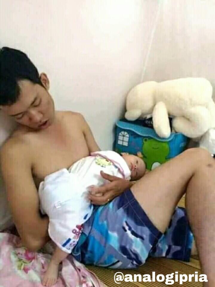 14 Kelakuan Menyeleneh Ayah Ketika Memomong Anak