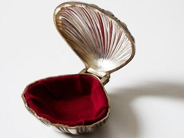 Aneka Kotak Cincin Dengan Bentuk dan Bahan Yang Menarik