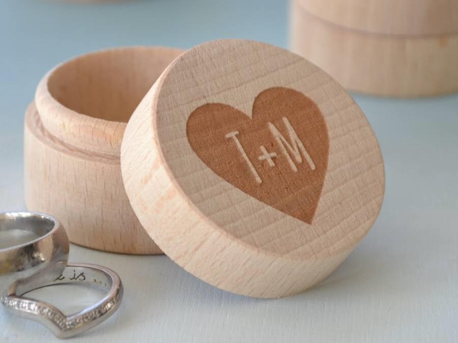 Aneka Kotak Cincin Dengan Bentuk dan Bahan Yang Menarik